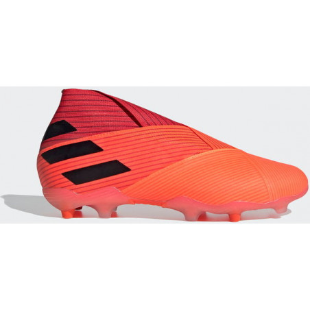 Czerwone buty sportowe Adidas sznurowane w sportowym stylu