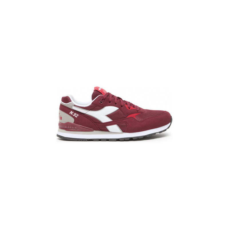 Czerwone buty sportowe Diadora w sportowym stylu sznurowane