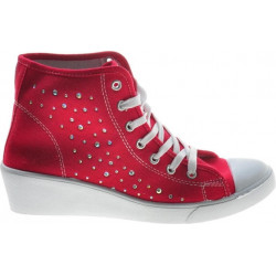 Czerwone trampki producent niezdefiniowany w młodzieżowym stylu sznurowane