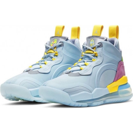 Niebieskie buty sportowe Jordan sznurowane w sportowym stylu