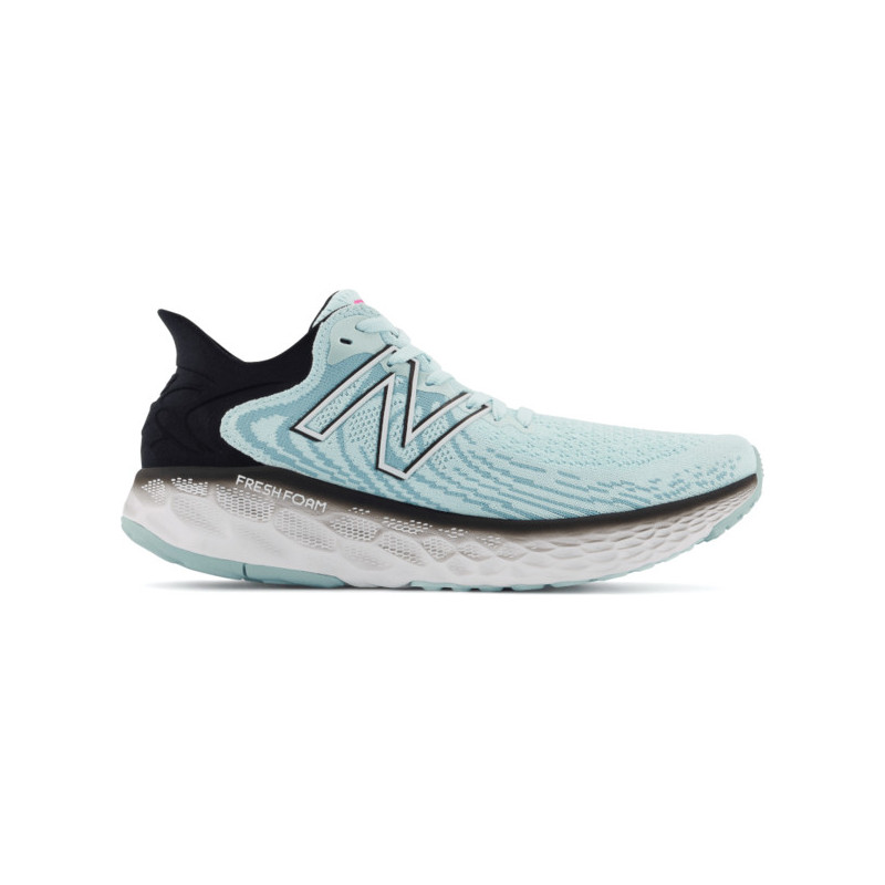 Niebieskie buty sportowe New Balance w sportowym stylu sznurowane