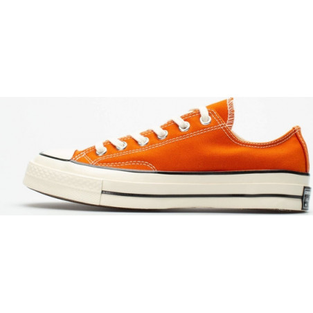 Pomarańczowe trampki Converse z płaską podeszwą w sportowym stylu