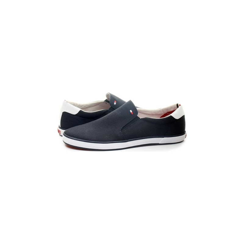 Półbuty Tommy Hilfiger w młodzieżowym stylu