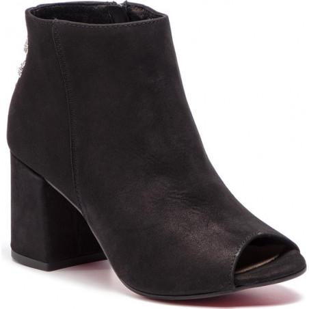 Botki Carinii na słupku na zamek