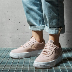 Różowe buty sportowe Nike sznurowane