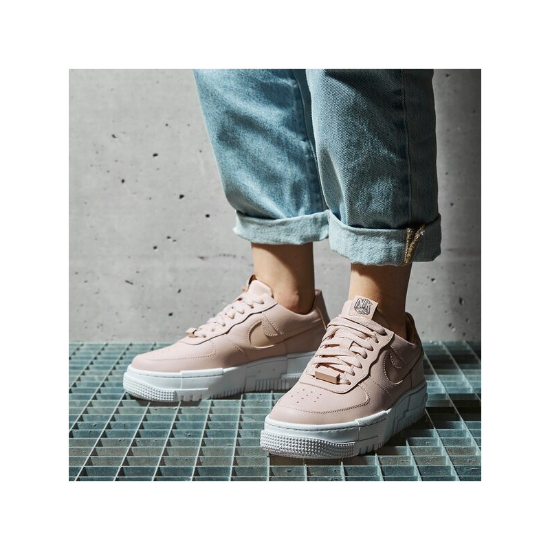 Różowe buty sportowe Nike sznurowane
