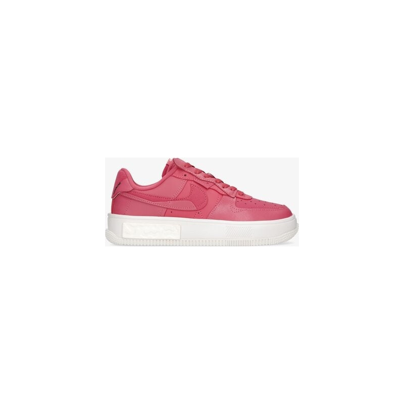 Różowe buty sportowe Nike w sportowym stylu sznurowane